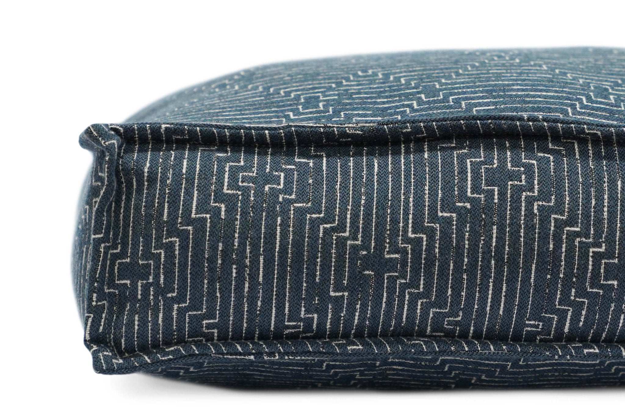 Lounger Pet Bed in Midnight Malamute - Mascotitas